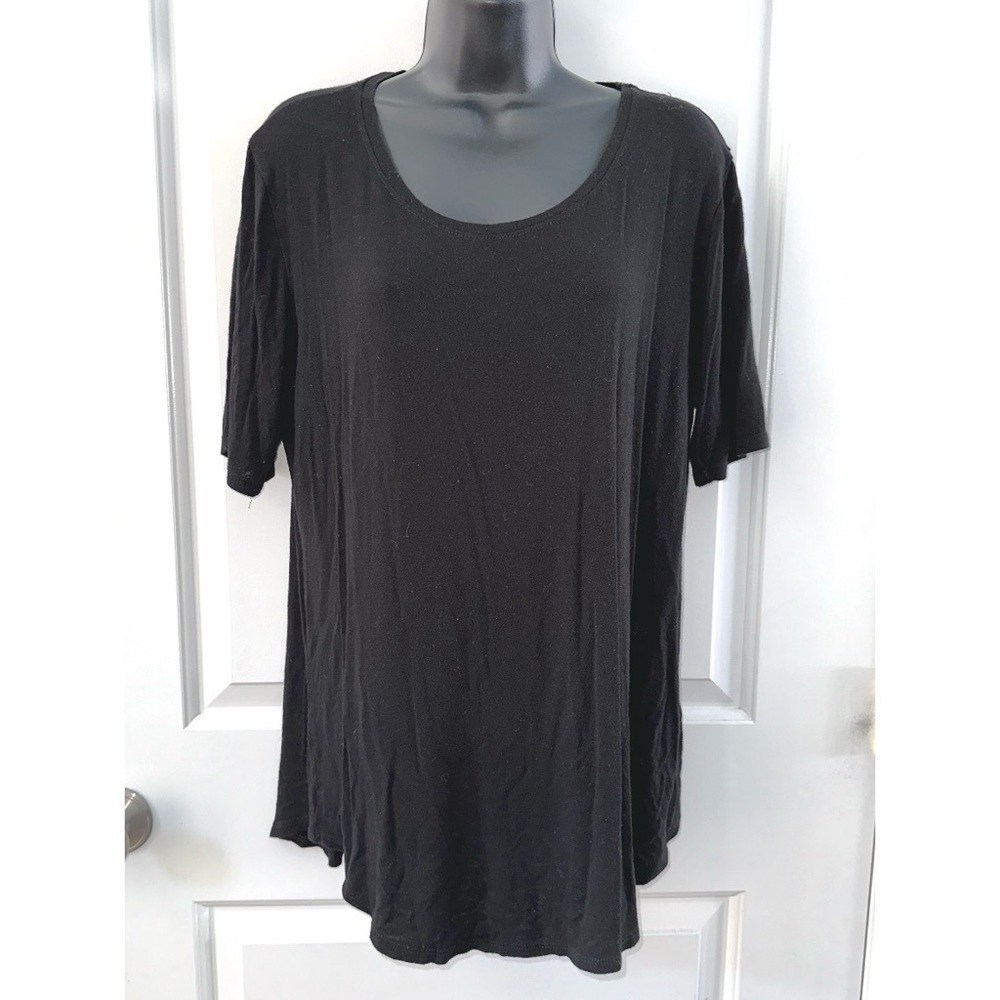 Maurice’s simple black tee